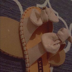 Light brown bow sandals